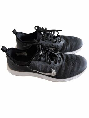 Nike Black FI Bermuda Golf Shoes with White Swoosh. Size 9.5.